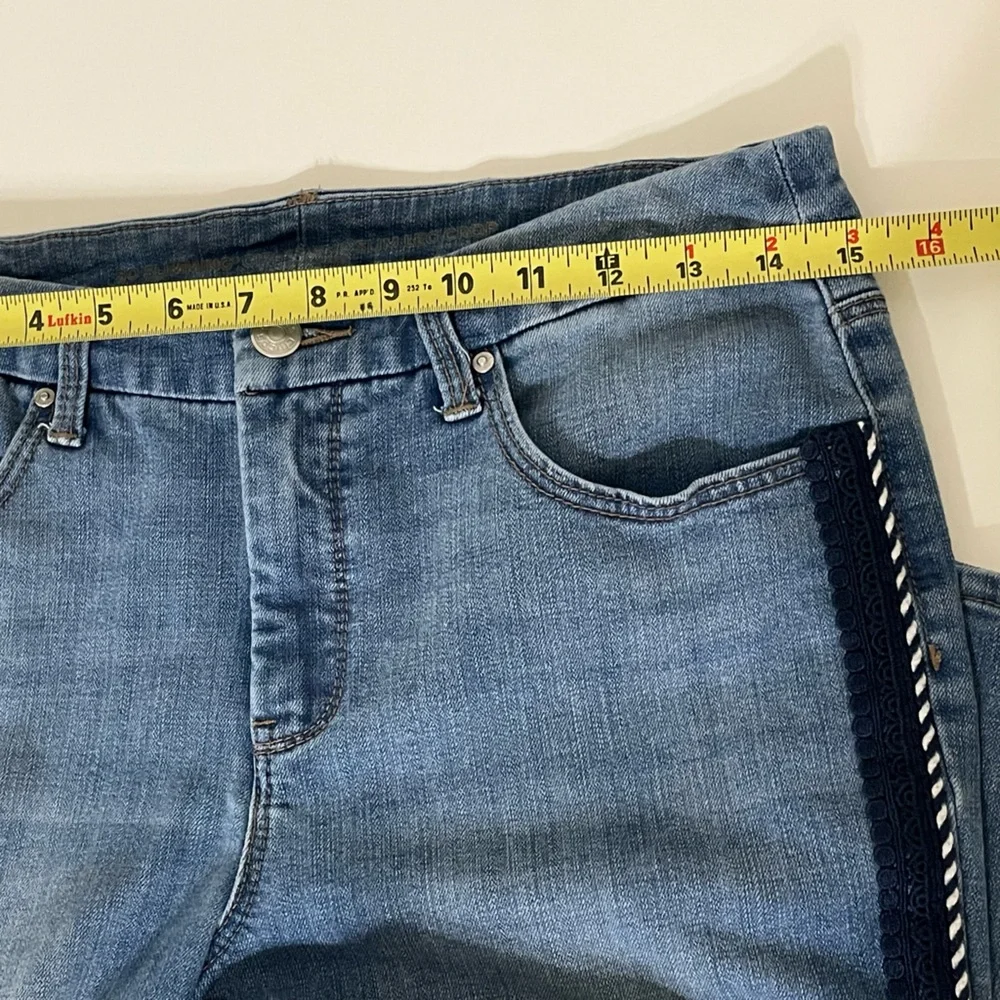 CHICO’S Girlfriend So Slimming Cropped Jean Braided Side Trim Light Wash Size 6
